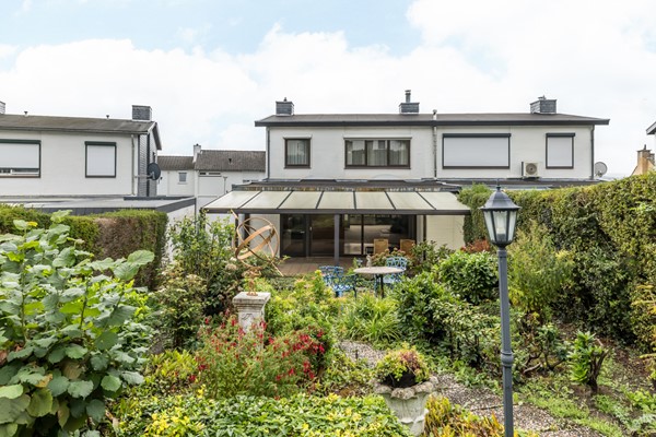 Foto - Te koop: Deels te moderniseren splitlevel drive-in woning (bouwjaar 1963) met 128 m² woonoppervlakte, 3 slaapkamers, tuin en een inpandige garage in Simpelveld
